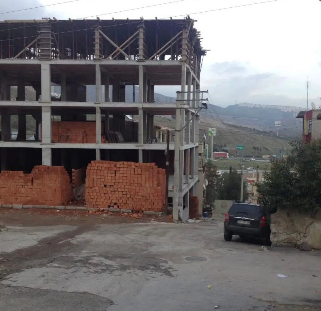 Bayraklı 12 Daireli Konut